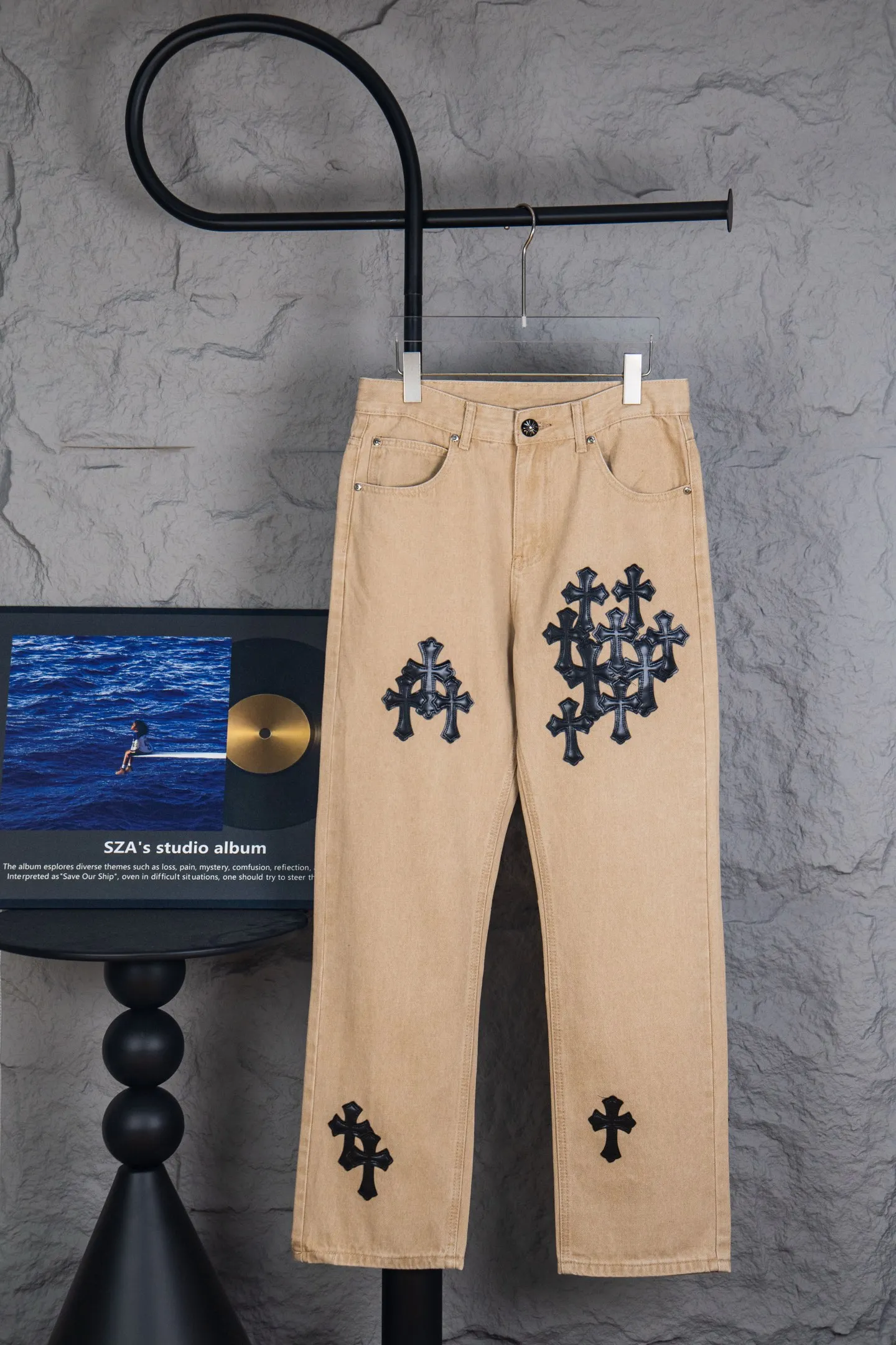 P260 top version CH Chromehearts Miami-limited black cross patch khaki jeans, counter price 34W level, patch cross pattern embellishment, washed jeans! ! An absolutely high-end luxury product, a 1.9W-level god-level single product, a super popular product, made by top heavy industry, a magic weapon that cannot be missed! [About Zangyin] This is an extremely luxurious fashion brand that can also be called the aristocracy of the high street. It has always been an exclusive brand for some hipsters or rich second generations. Compared with ordinary high streets, it is more luxurious and noble. Compared with luxury brands, it is more fashionable and individual. It has always been a brand that I have a special liking for. [Top heavy industry fashion design] Consistently high-street luxury style. Speaking of this style, the Zangyin family and GU family are definitely the leading representative brands. Especially the Zangyin family has really achieved a state-of-the-art effect in creating high-street style. The unique washed material is used to create this style. The color system is already quite eye-catching. After it is decorated with patchwork cross flowers, it cleverly highlights the charm of the brand. Secondly, this style uses classic The high-waist cutting design highlights the long legs and fashionable temperament of the upper body. The brand is highly recognizable and the slim fit configuration is more suitable for daily wear. It is a product that interprets personality, fashion, and specifications at a glance. This single product is enough to make any fan excited. It can be a white T-shirt for a youthful college style, or a tight suspender for a royal style. It has strong matching ability and can be easily controlled by men.  [Materials and craftsmanship] Needless to say, this point goes without saying. As an excellent craftsman brand, Zangyin’s requirements for details and craftsmanship are really perfect. The washed color of this model has gone through so many processes, not to mention the embellishment of denim appliques. It is also purely hand-made and sewn. Just like what they believe in, only hand-made things have soul and have the meaning of wear. A top-notch heavy-duty fashionable denim item, I look forward to your perfect interpretation! !  Color: Khaki Size: 28-34